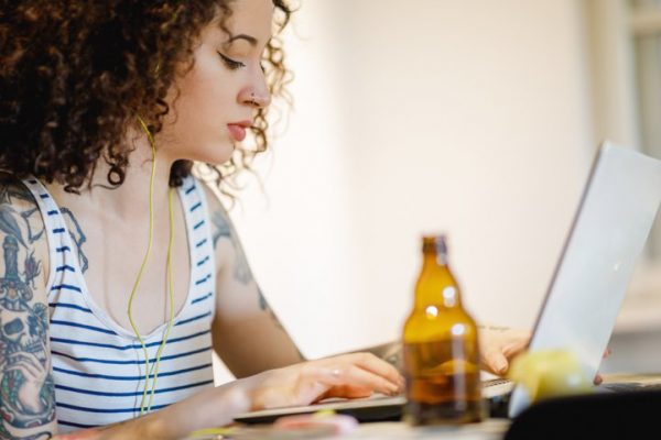 woman-reading-at-computer-600x400-1