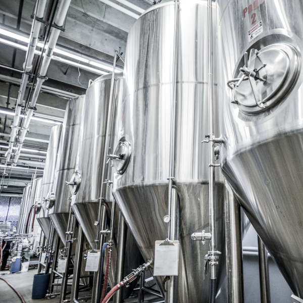 stainless-steel-fermenters-in-a-commercial-beer-brewery