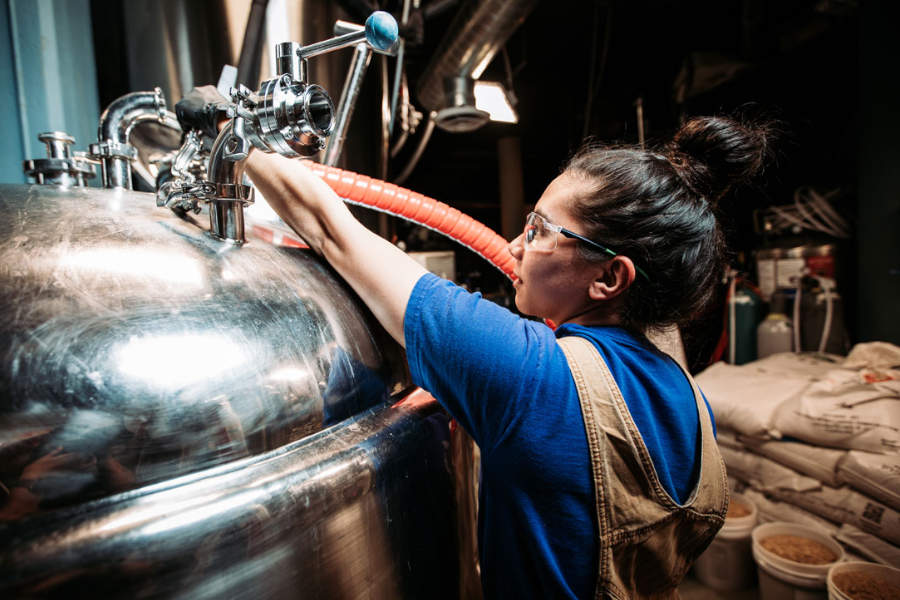 professional brewer in brewery